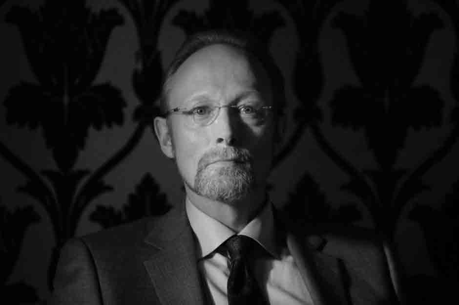 Lars Mikkelsen como Charles Augustus Magnussen