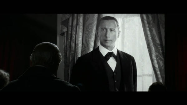 Nicholas Rowe (El Secreto de la Pirámide) interpretando a Sherlock frente al «auténtico» Sherlock